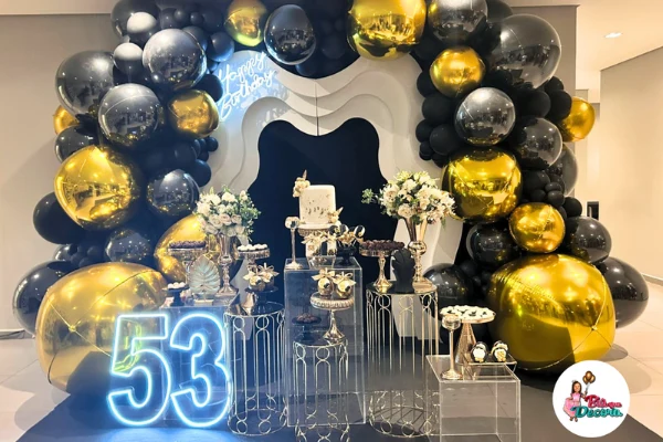decoração de aniversário feminino diferente com flores e cores sofisticadas