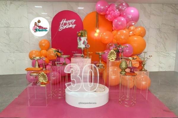 decoracao de aniversario feminino diferente em tons laranja e rosa
